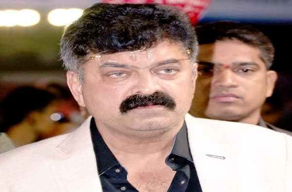 वडिलांचं दोन वर्षांपूर्वी निधन होऊनही मतदार यादीत नाव, जितेंद्र आव्हाडांचा संताप