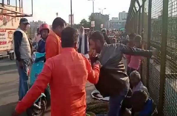 लखनऊमध्ये काश्मिरी विक्रेत्यांना विश्व हिंदू दलाकडून मारहाण लखनऊमध्ये काश्मिरी विक्रेत्यांना विश्व हिंदू दलाकडून मारहाण