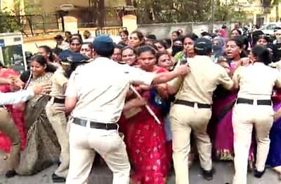 उद्धव ठाकरेच न्याय देऊ शकतात, शिक्षिकांचा मातोश्रीत घुसण्याचा प्रयत्न