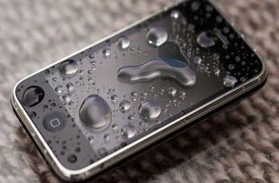 होळी खेळताना मोबाईलमध्ये पाणी गेलं तर काय कराल?