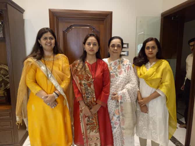 प्रितम मुंडेंचा उमेदवारी अर्ज दाखल, बीड ते परळी मुंडे भगिनींचं शक्तीप्रदर्शन