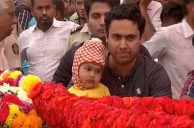 शहिदाच्या चिमुकलीला पाहून गोदाकाठ गहिवरला!