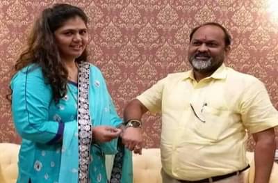 जानकर म्हणाले, बहीणही जबाबदारी घ्यायला तयार नाही, पंकजा म्हणतात...