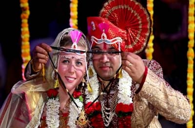 फॉरेनची पाटलीन! स्वीडनची लेक बनली सांगलीची सून