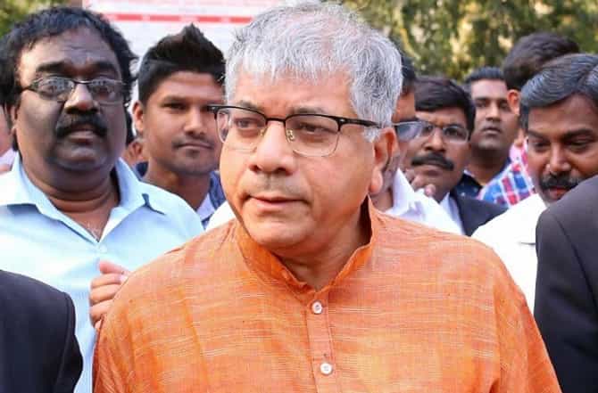 निवडणूक आयोगाला तुरुंगात टाकण्याची धमकी, प्रकाश आंबेडकरांवर गुन्हा दाखल