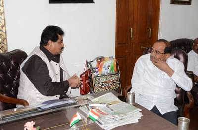 राधाकृष्ण विखे पाटील खासदार दिलीप गांधींच्या भेटीला