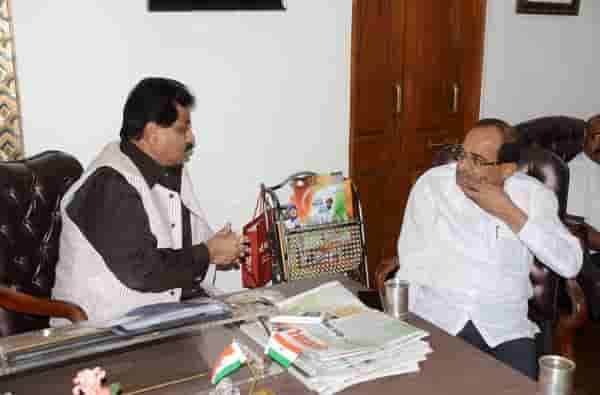 राधाकृष्ण विखे पाटील खासदार दिलीप गांधींच्या भेटीला