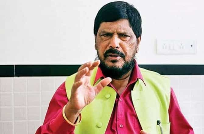 एकही खासदार नसताना मंत्रिपदं कसं? आठवलेंनी गुपित फोडलं!