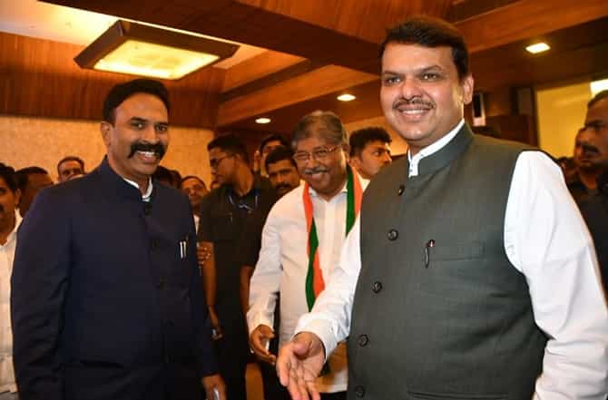 भाजपची गुगली, माढ्यात मोहिते पिता-पुत्र नाही, तिसराच उमेदवार जाहीर