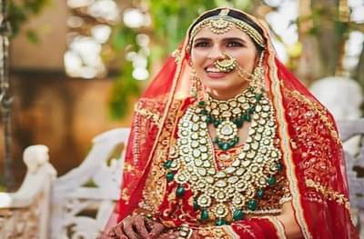 कोट्यवधीचं मुखदर्शन! नीता अंबानींकडून सुनेला 300 कोटींचा हार