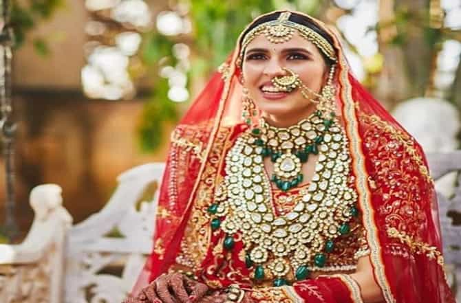 कोट्यवधीचं मुखदर्शन! नीता अंबानींकडून सुनेला 300 कोटींचा हार