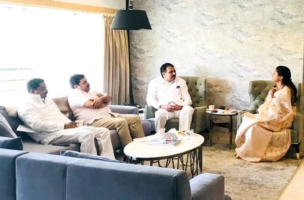 इंदापुरात दगाफटक्याची भीती, सुप्रिया सुळेंची हर्षवर्धन पाटलांसोबत बैठक