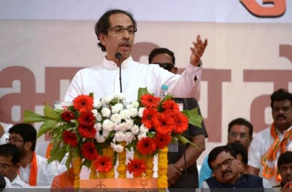 माझा देश म्हणजे पवारांची ‘प्रायव्हेट लिमिटेड कंपनी’ नाही : उद्धव ठाकरे