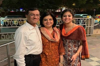 एकीकडे वडील निवृत्त, दुसरीकडे मुलगी UPSC पास, ज्ञानेश्वर मुळेंच्या लेकीचं यश