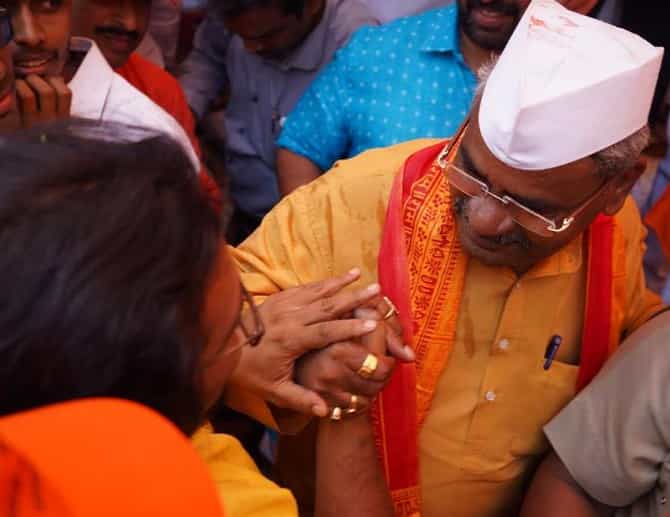 तुळापुरात अमोल कोल्हे-शिवाजी आढळराव एकमेकांना भेटतात तेव्हा....