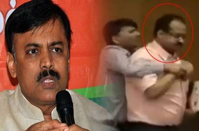 भर पत्रकार परिषदेत भाजप नेत्यावर बूट फेकला