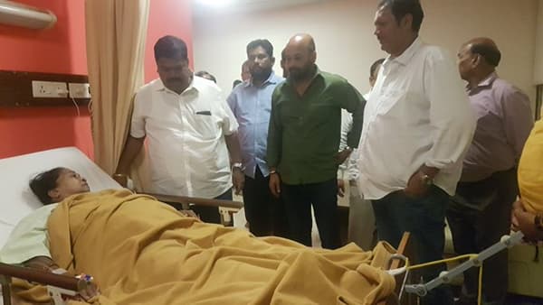 राजकारणापलिकडचे राजे! नरेंद्र पाटलांच्या आईला भेटण्यासाठी उदयनराजे हॉस्पिटलमध्ये!