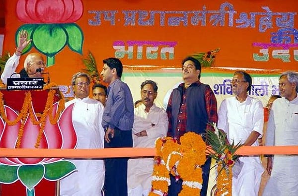 'हा' IAS अधिकारी अडवाणींना जेव्हा म्हणाला होता, Your time is over sir! 'हा' IAS अधिकारी अडवाणींना जेव्हा म्हणाला होता, Your time is over sir!