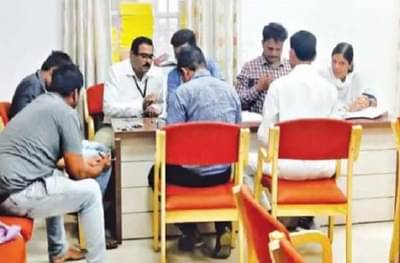 उमेदवारी अर्जासोबत चिल्लरचा ढिग, वेळ संपला तरी अधिकारी मोजण्यात दंग