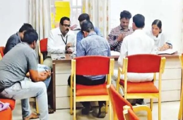 उमेदवारी अर्जासोबत चिल्लरचा ढिग, वेळ संपला तरी अधिकारी मोजण्यात दंग उमेदवारी अर्जासोबत चिल्लरचा ढिग, वेळ संपला तरी अधिकारी मोजण्यात दंग