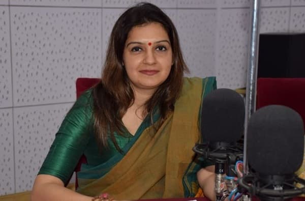 काँग्रेसला झटका, प्रियांका चतुर्वेदी मातोश्रीवर, शिवसेनेत प्रवेश