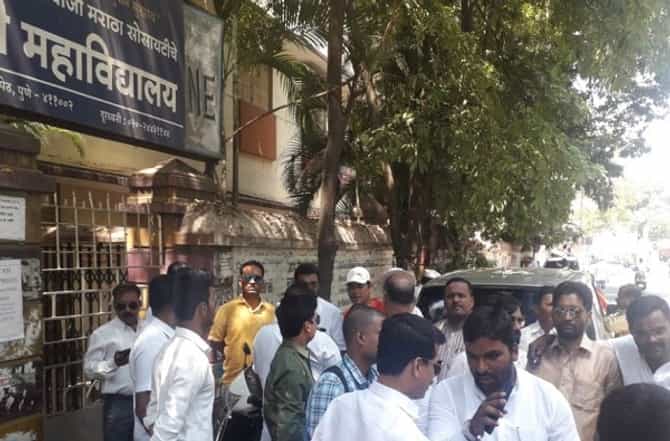 पुण्यात मतदान अधिकारीच पोलिसांच्या ताब्यात