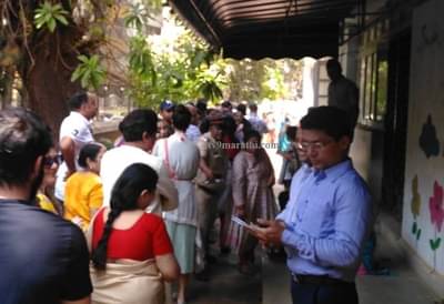 राज ठाकरे जवळपास दीड तास रांगेत उभे!