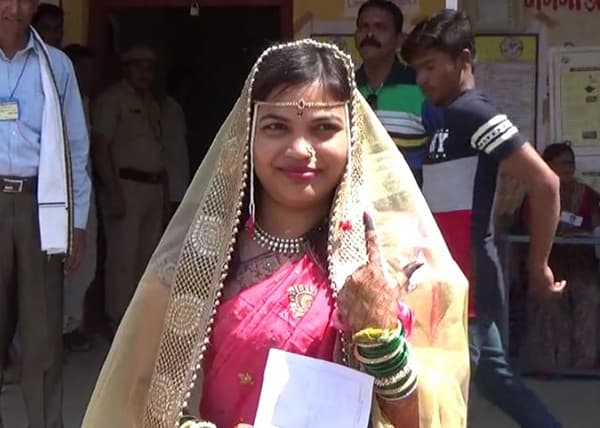 आधी लग्न लोकशाहीचं...मुंडावळ्या बांधून नवरी मतदानाला!