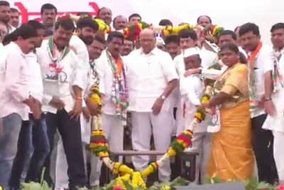 पवारांच्या सभेनंतर घसा ओला करण्यासाठी कार्यकर्ते थेट धाब्यावर