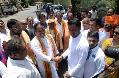 पार्थ पवार आणि श्रीरंग बारणे आमने-सामने, हस्तांदोलन करुन सदिच्छा