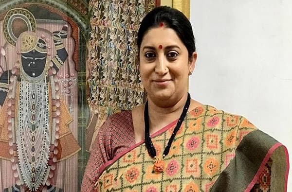 केंद्रीय मंत्री स्मृती इराणींकडून आईचा खास फोटो शेअर, लोक म्हणाले, आजचा दिवस भारी!