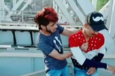 टिकटॉक व्हिडीओसाठी धावत्या ट्रेनमध्ये स्टंट, रेल्वे पोलिसांकडून तरुणांची धरपकड