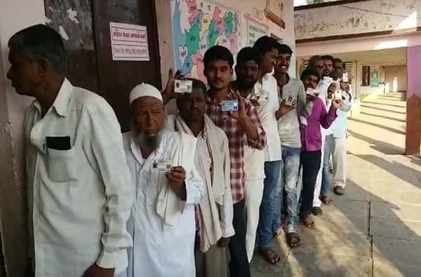 लोकसभा निवडणुकीच्या तिसऱ्या टप्प्यात 14 मतदार संघांत 61.30 टक्के मतदान