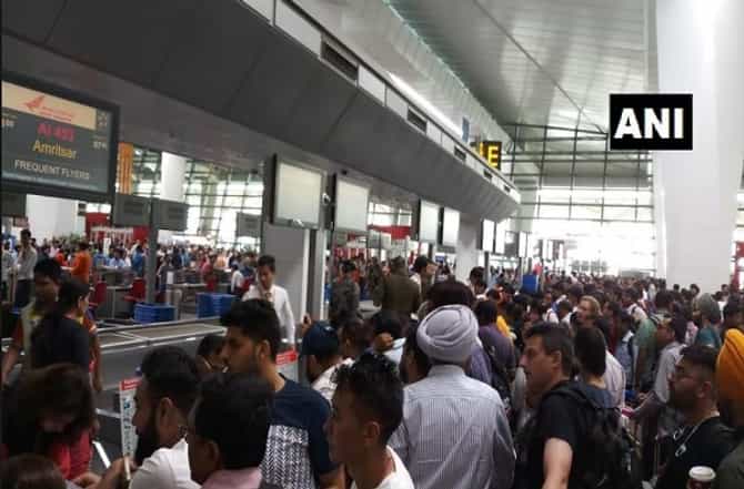 एअर इंडियाचा सर्व्हर डाऊन, मुंबईसह अन्य विमानतळावर प्रवाशांचा खोळंबा