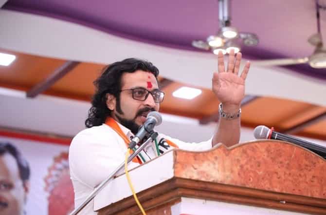 पोराला फटकावलं की बापाला घेऊन येतो, तसं मुख्यमंत्र्यांचं झालंय, मोदी-शाहांना घेऊन आलेत : अमोल कोल्हे