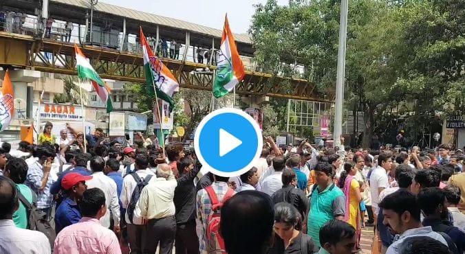 VIDEO : उर्मिला मातोंडकरसमोर काँग्रेस-भाजप कार्यकर्त भिडले! VIDEO : उर्मिला मातोंडकरसमोर काँग्रेस-भाजप कार्यकर्त भिडले!