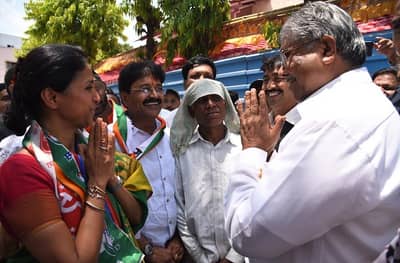 प्रचाराच्या धामधुमीत जेव्हा चंद्रकांत दादा आणि सुप्रिया ताई भेटतात...