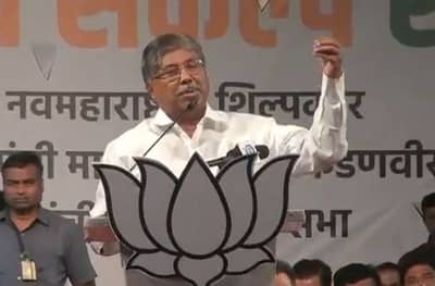 पवार कुटुंबातले सगळे प्रचारासाठी फिरतायत, घरात कुणी भेटेना चहा प्यायला : चंद्रकांत पाटील