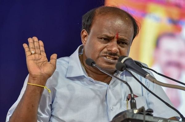 कर्नाटकात राजकीय भूकंप, उपमुख्यमंत्र्यांसह 32 मंत्र्यांचे राजीनामे