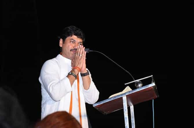 धनंजय मुंडेंच्या रिक्त जागेसाठी राष्ट्रवादीच्या तिकीटावर काँग्रेस नेता
