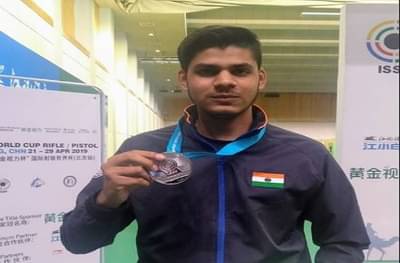 PUBG चा नाद सोडवण्यासाठी बापाने पोराला शूटर बनवलं, आज ऑलिम्पिकचं तिकीट मिळालं