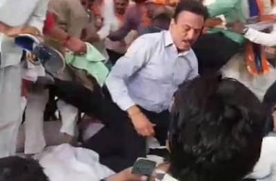 जळगावात नेमकं काय घडलं, ज्यामुळे संकटमोचक स्वतःच संकटात आले