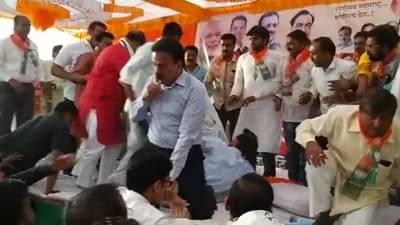 गिरीश महाजन यांच्यासमोर माजी आमदाराला लाथा बुक्क्यांनी मारहाण