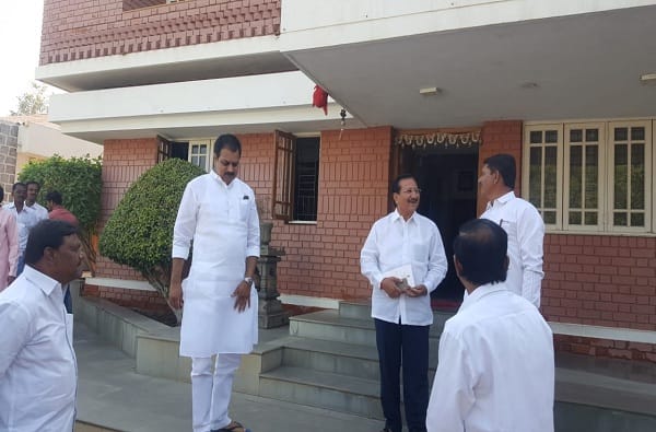 सुप्रिया सुळेंच्या सभेपूर्वी हर्षवर्धन पाटील आणि विजयसिंह मोहिते पाटलांची भेट सुप्रिया सुळेंच्या सभेपूर्वी हर्षवर्धन पाटील आणि विजयसिंह मोहिते पाटलांची भेट