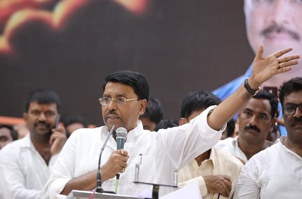 जयदत्त क्षीरसागर.... महिन्याभरापूर्वी राष्ट्रवादीतून शिवसेनेत प्रवेश, आणि थेट कॅबिनेट मंत्रिपद