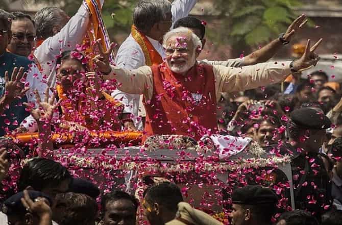 LIVE - वाराणसीत पंतप्रधान नरेंद्र मोदींचा भव्य रोड शो