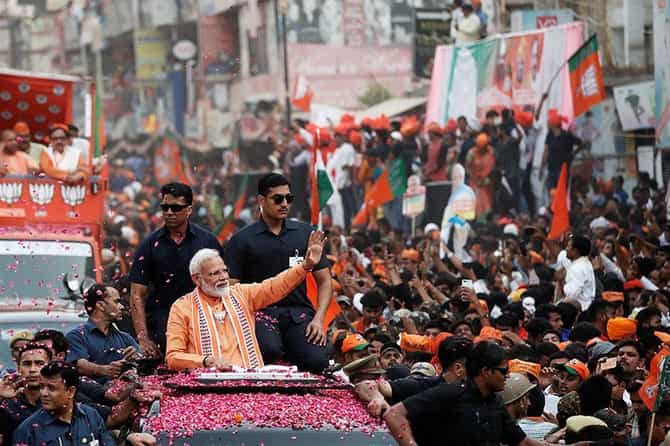 शाल घेऊन मुस्लीम वृद्ध ताटकळ उभा, मोदींनी लाखोंचा रोड शो थांबवला