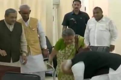अर्ज भरताना नरेंद्र मोदी ज्या वृद्ध महिलेच्या पाया पडले, त्या कोण आहेत?