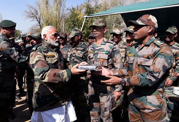 लातूरच्या सभेत मोदींकडून सैनिकांच्या नावाने मतांचा जोगवा