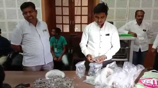 डिपॉझिट भरण्यासाठी 10 हजारांची चिल्लर आणली, मोजेपर्यंत अर्ज भरण्याची वेळ संपली